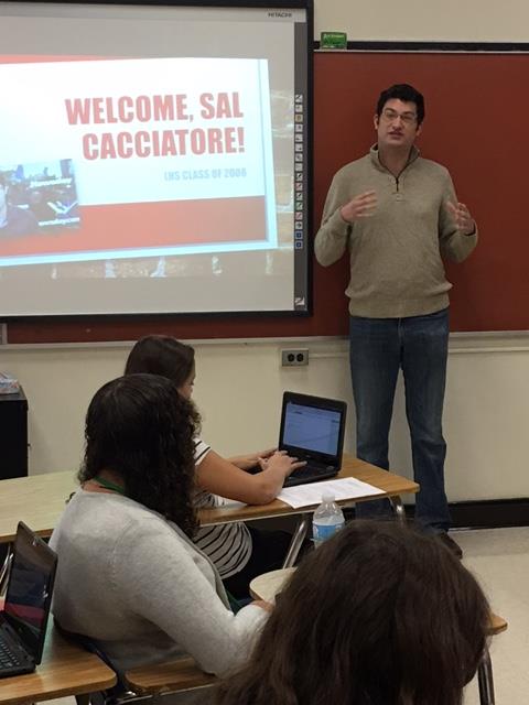 Sal+Cacciatore%2C+Newsday+reporter+and+LHS+Class+of+2008%2C+visits+with+the+Journalism+class