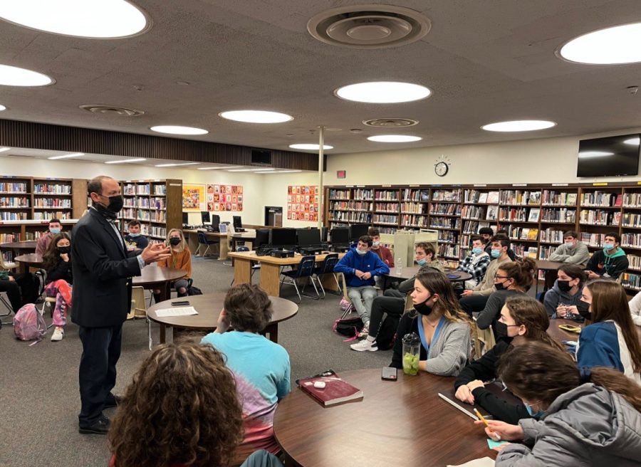 Lynbrooks BOE President Bill Belmont speaks to AP Government students in the school library.