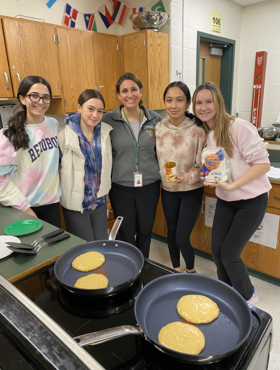 Sociology class makes pumpkin pancakes and talks healthy eating!