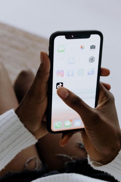 Photo by cottonbro studio ( www.pexels.com/photo/person-holding-black-android-smartphone-5081930/)