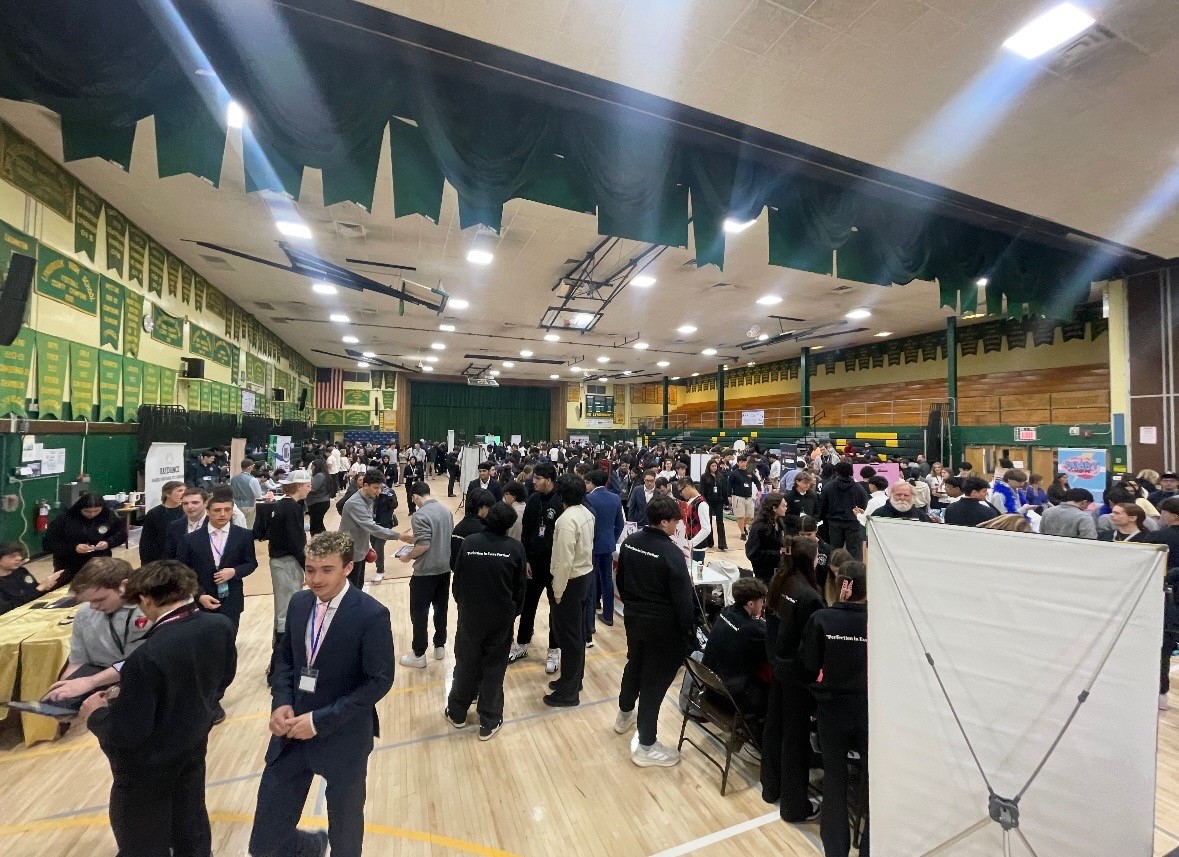 Students trading and interacting with 
companies. Photo courtesy of Benedict Tieniber